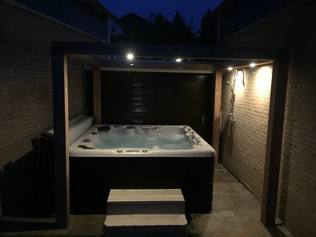 outdoor jacuzzi